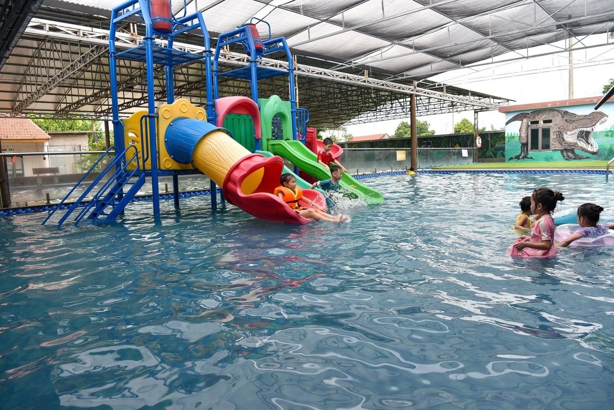 Trẻ con đến vui chơi ở bể bơi thôn Đình Tre. Ảnh: Dương Đình Tường.