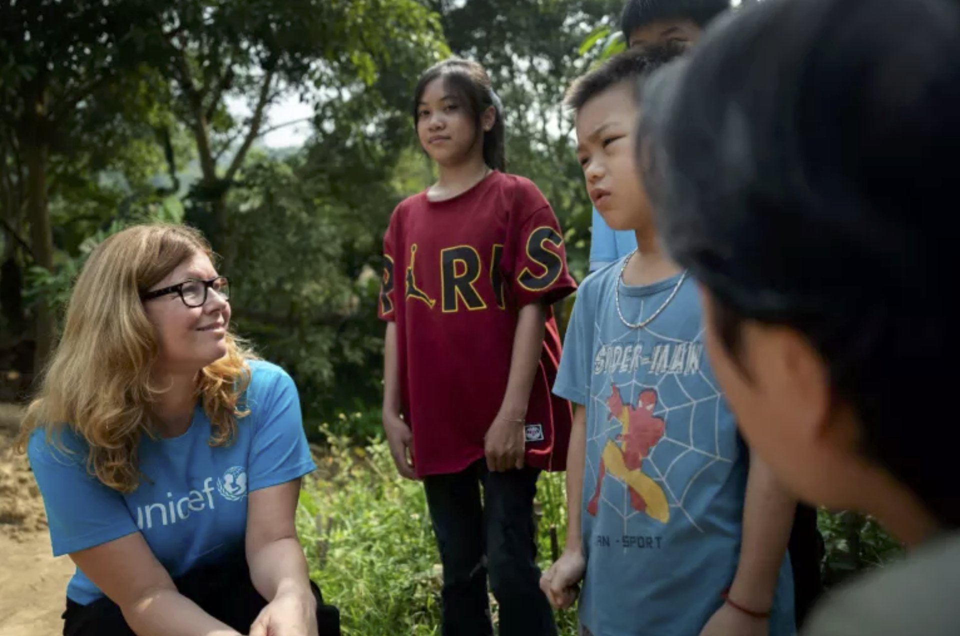 Trưởng Đại diện UNICEF tại Việt Nam, Silvia Danailov, trò chuyện với trẻ em bị ảnh hưởng bởi bão Yagi tại tỉnh Yên Bái. Ảnh: UNICEF. 