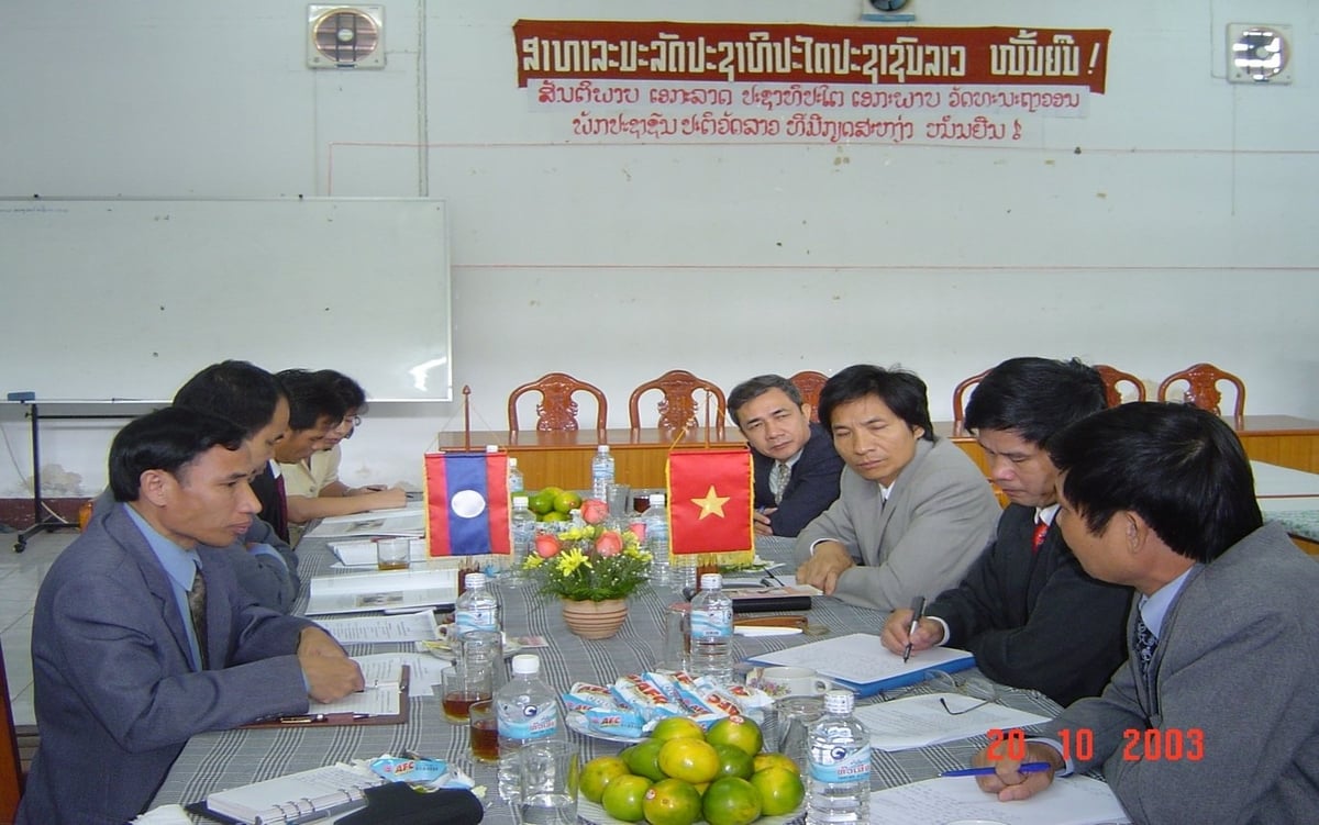 Buổi làm việc giữa Cục Địa chất và Mỏ Lào và Cục Địa chất và Khoáng sản Việt Nam tại Viêng Chăn, năm 2003. Ảnh: Cục Địa chất và Khoáng sản Việt Nam. Buổi làm việc giữa Cục Địa chất và Mỏ Lào và Cục Địa chất và Khoáng sản Việt Nam tại Viêng Chăn, năm 2003. Ảnh: Cục Địa chất và Khoáng sản Việt Nam.