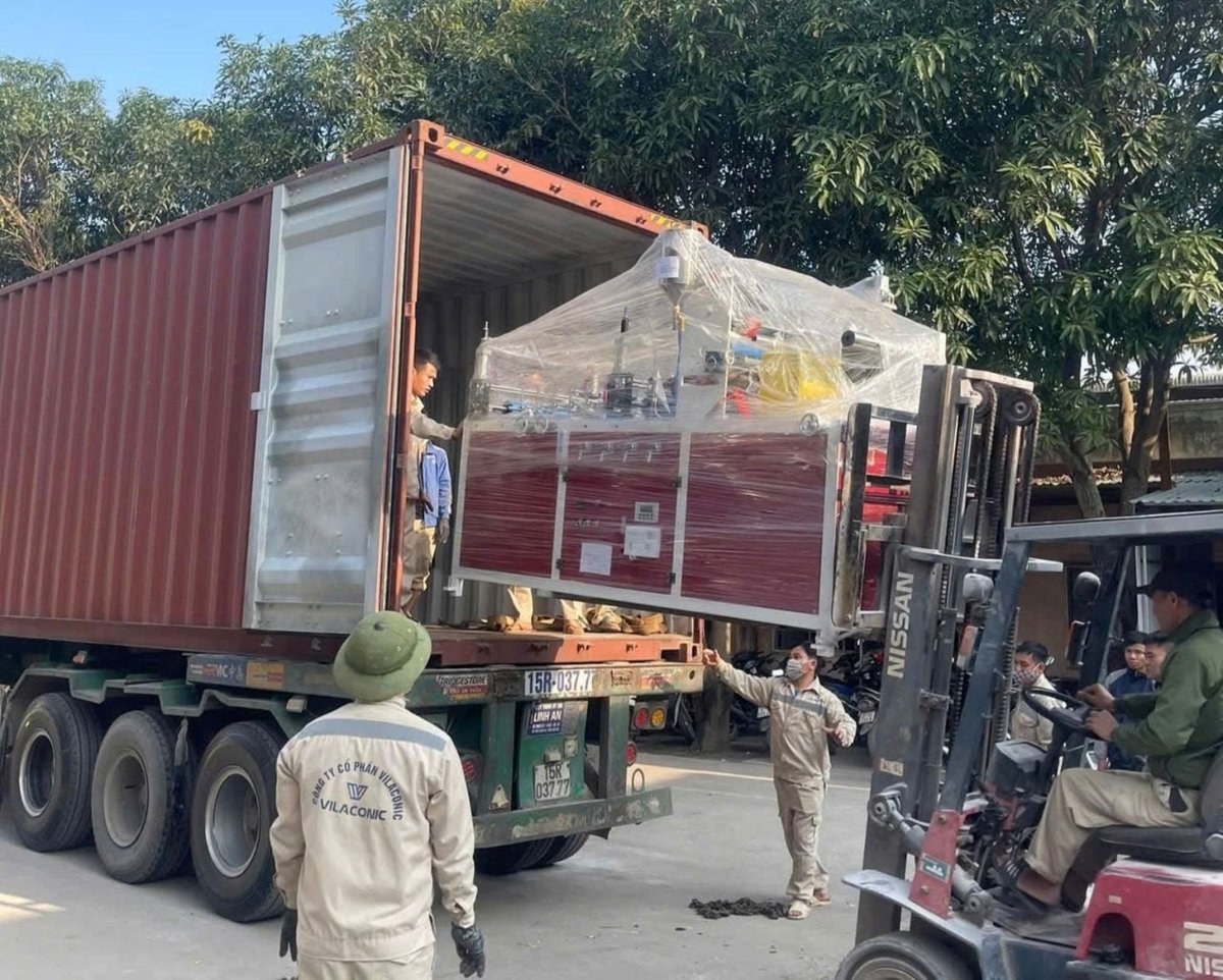 Doanh nghiệp nhập máy móc, thiết bị hiện đại phục vụ sản xuất. Ảnh: Phạm Tuân. Doanh nghiệp nhập máy móc, thiết bị hiện đại phục vụ sản xuất. Ảnh: Phạm Tuân.
