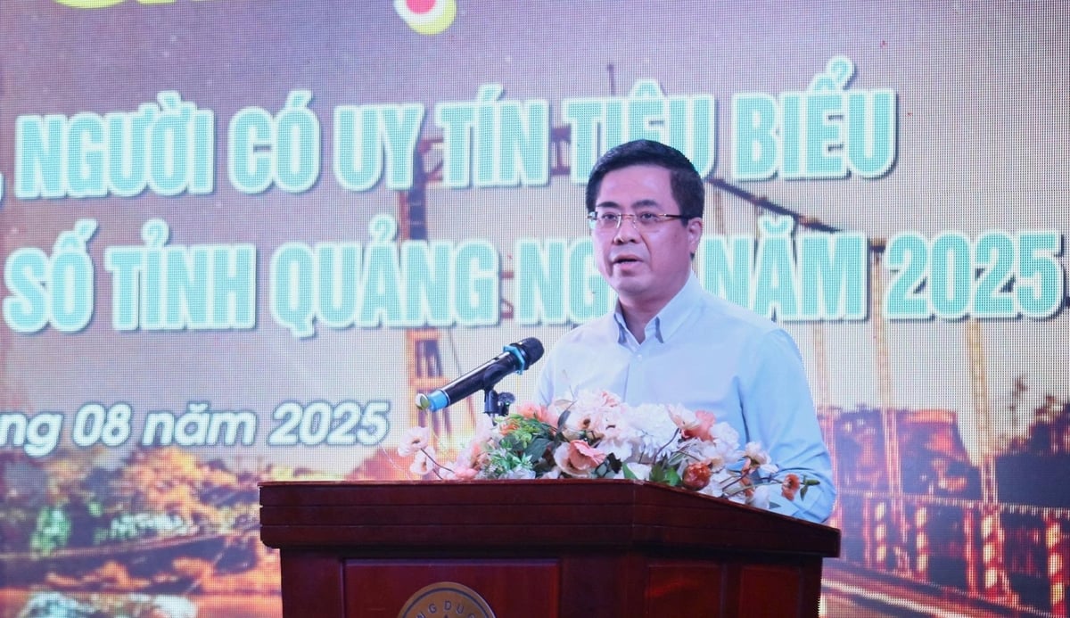 Chủ tịch UBND tỉnh Quảng Ngãi Nguyễn Hoàng Giang yêu cầu các cấp, ngành, địa phương thực hiện hiệu quả các chương trình, chính sách phát triển toàn diện vùng DTTS, không để người dân hay khu vực nào bị bỏ lại phía sau. Ảnh: L.K. Chủ tịch UBND tỉnh Quảng Ngãi Nguyễn Hoàng Giang yêu cầu các cấp, ngành, địa phương thực hiện hiệu quả các chương trình, chính sách phát triển toàn diện vùng DTTS, không để người dân hay khu vực nào bị bỏ lại phía sau. Ảnh: L.K.