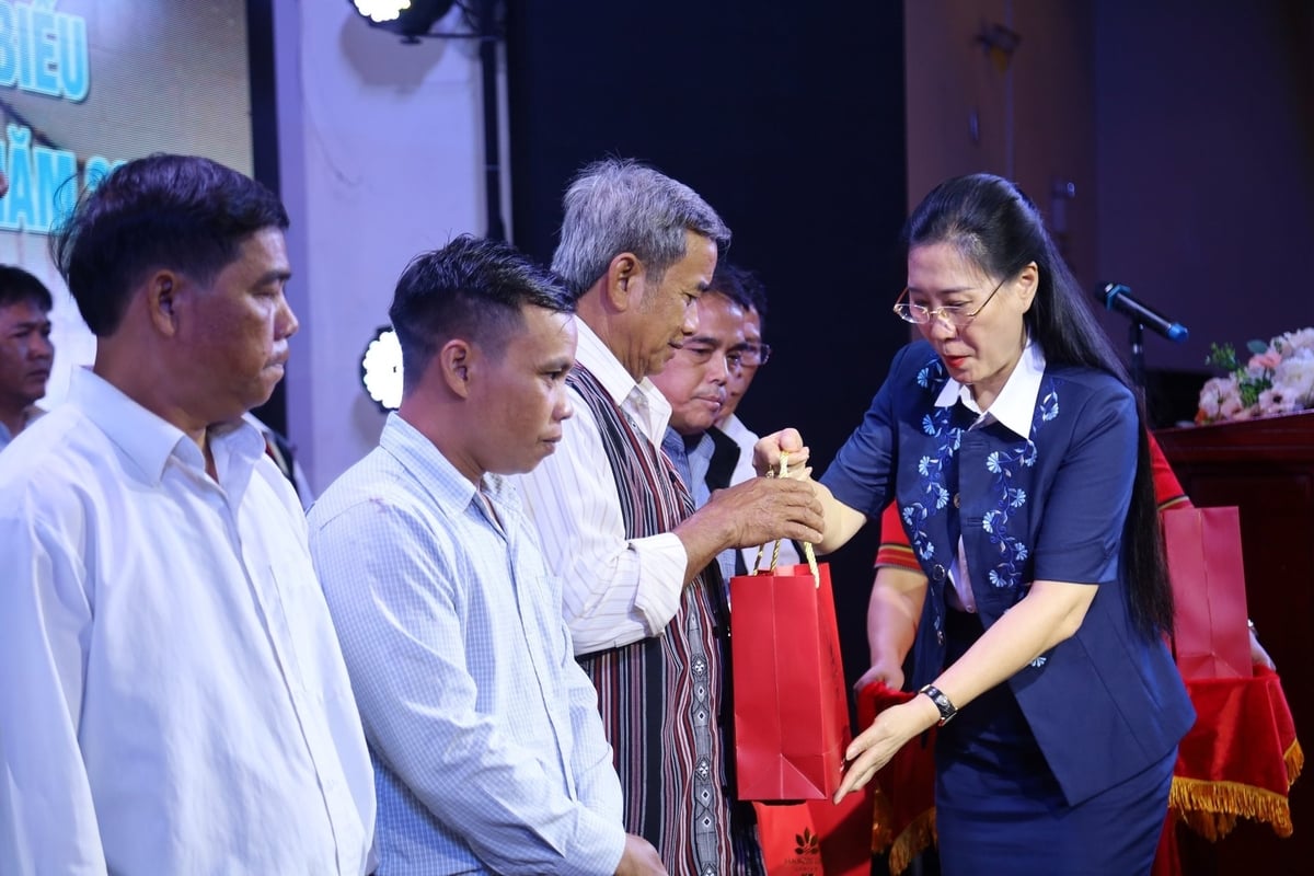 Bà Bùi Thị Quỳnh Vân, Bí thư Tỉnh ủy Quảng Ngãi tặng quà cho các trưởng thôn, già làng có uy tín trên địa bàn tỉnh. Ảnh: L.K. Bà Bùi Thị Quỳnh Vân, Bí thư Tỉnh ủy Quảng Ngãi tặng quà cho các trưởng thôn, già làng có uy tín trên địa bàn tỉnh. Ảnh: L.K.