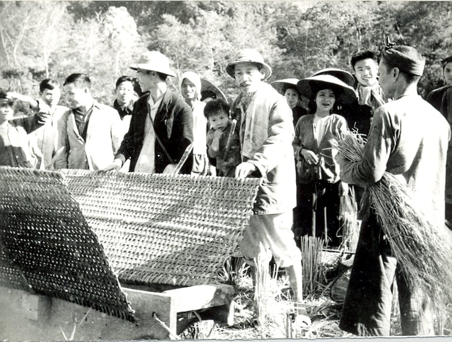 Chủ tịch Hồ Chí Minh thăm nông dân Bắc Kạn đang thu hoạch lúa mùa 1950. Ảnh: Tư liệu. Chủ tịch Hồ Chí Minh thăm nông dân Bắc Kạn đang thu hoạch lúa mùa 1950. Ảnh: Tư liệu.
