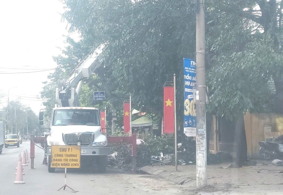 Đang thi công sửa chữa đường dây điện ở đường Nguyễn Trường Tộ, phường Thành Vinh, tỉnh Nghệ An chiều ngày 28/8. Ảnh: Đình Tiệp.