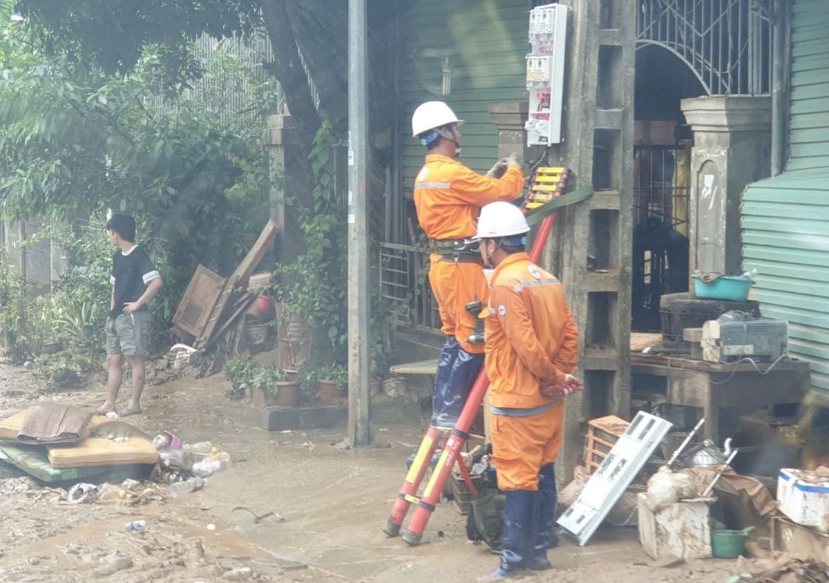 Đợt mưa lụt lịch sử ở miền Tây Nghệ An do ảnh hưởng của cơn bão số 3 cũng gây thiệt hại lớn cho ngành điện lực Nghệ An. Ảnh: Đình Tiệp.