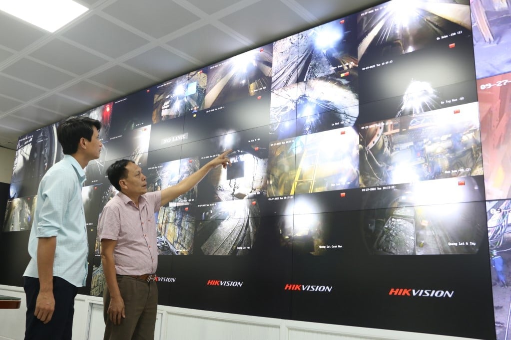Trung tâm điều hành sản xuất tập trung của Công ty Than Mạo Khê tích hợp nhiều phần mềm công nghệ thông tin hiện đại áp dụng vào điều hành sản xuất. Ảnh: Mai Anh.