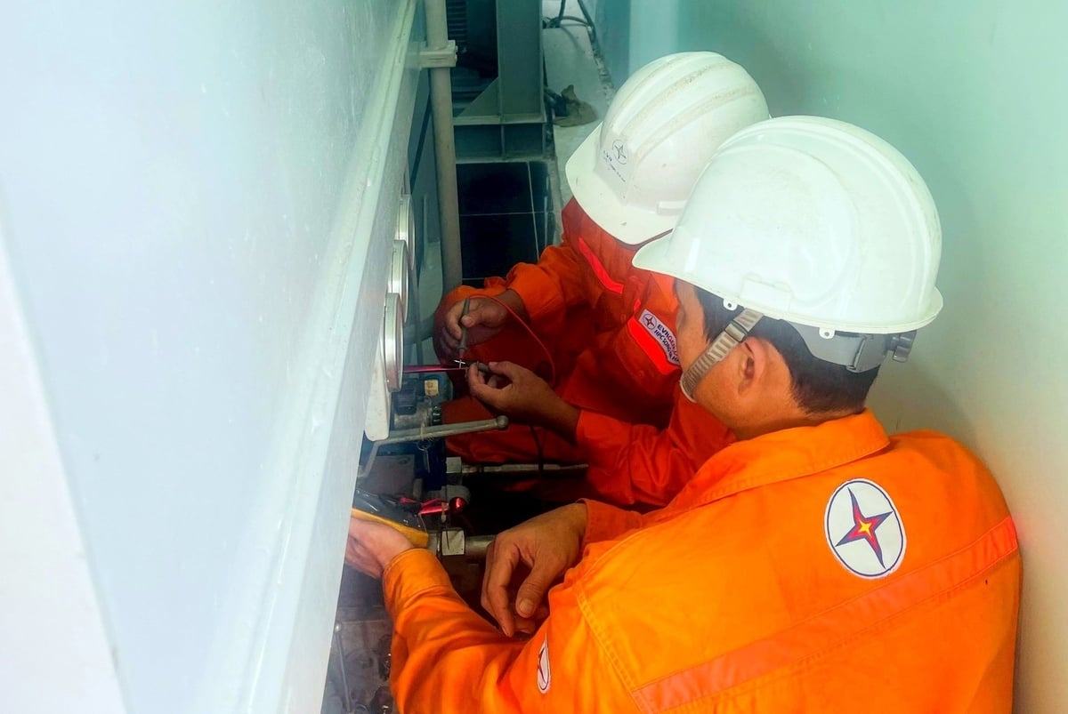 Lực lượng kiểm tra tìm lỗi van điện thủy lực điều khiển mở cấp dầu nâng cửa van cung. Ảnh: Hồng Thanh.