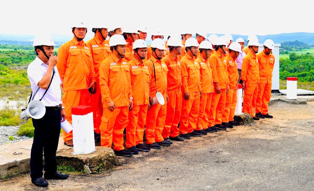 Lãnh đạo Công ty Cổ phần Thủy điện Sông Ba Hạ phổ biến tình huống diễn tập PCTT-TKCN. Ảnh: Hồng Thanh.