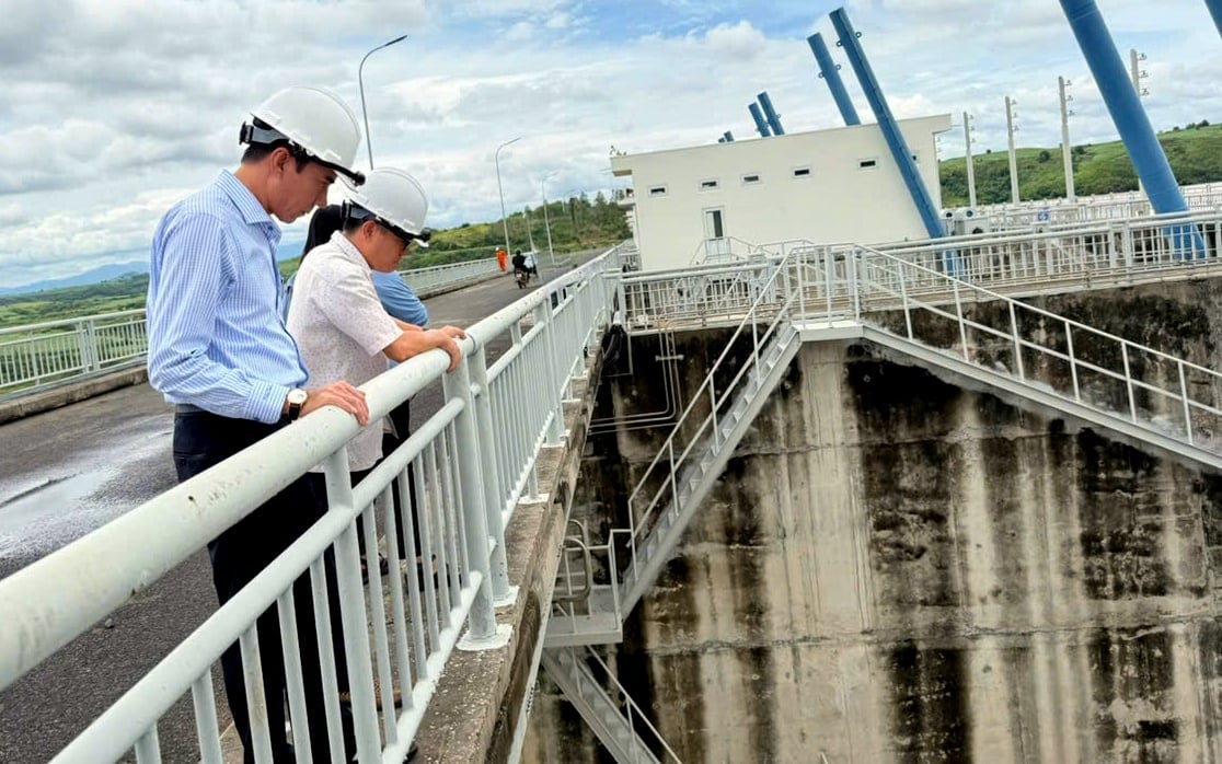 Ông Trần Quốc Toàn, Phó Giám đốc Sở Công Thương tỉnh Đắk Lắk, chứng kiến hoạt động diễn tập tại cửa van cung đập tràn. Ảnh: Hồng Thanh.