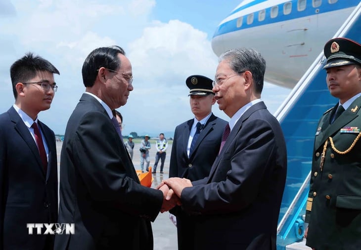Phó Chủ tịch Quốc hội Trần Quang Phương đón Ủy viên trưởng Nhân đại toàn quốc Trung Quốc Triệu Lạc Tế tại sân bay quốc tế Nội Bài. Ảnh: TTXVN. Phó Chủ tịch Quốc hội Trần Quang Phương đón Ủy viên trưởng Nhân đại toàn quốc Trung Quốc Triệu Lạc Tế tại sân bay quốc tế Nội Bài. Ảnh: TTXVN.