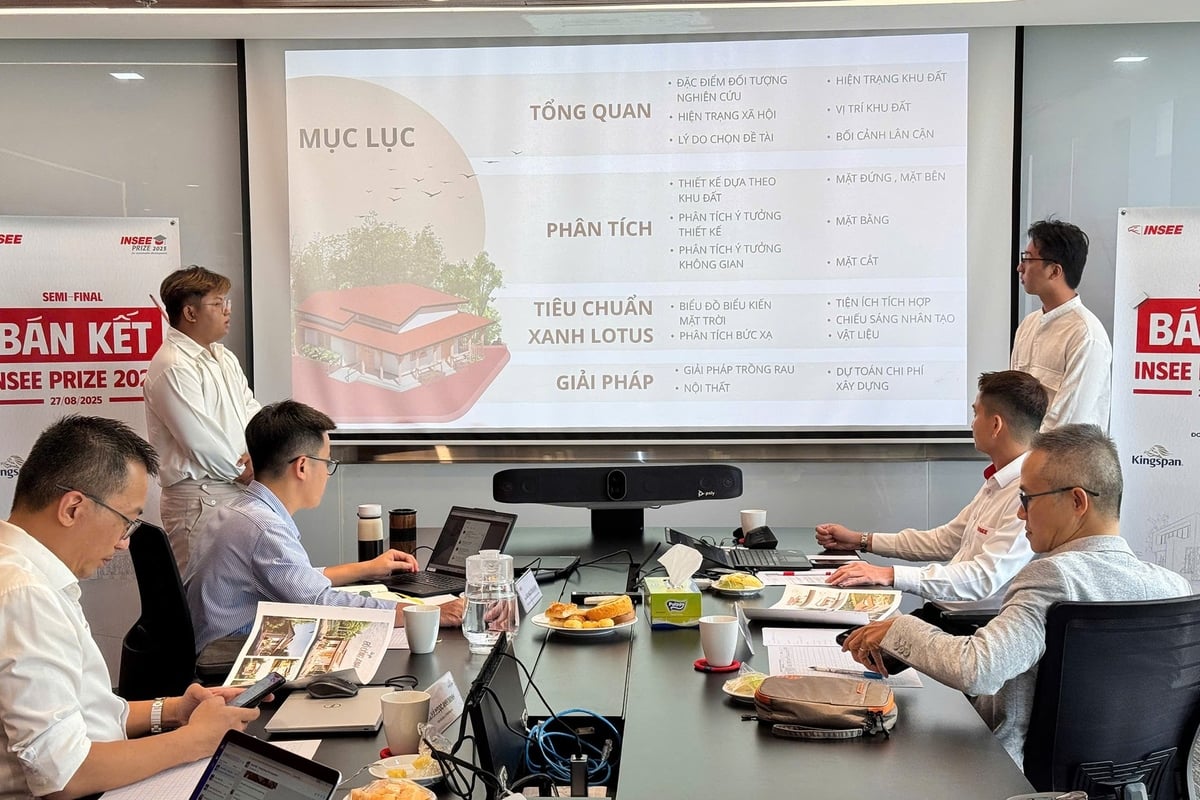 Các bạn sinh viên trình bày ý tưởng trước Hội đồng Ban Giám khảo Vòng Bán kết INSEE Prize 2025. Ảnh: Khánh Loan.