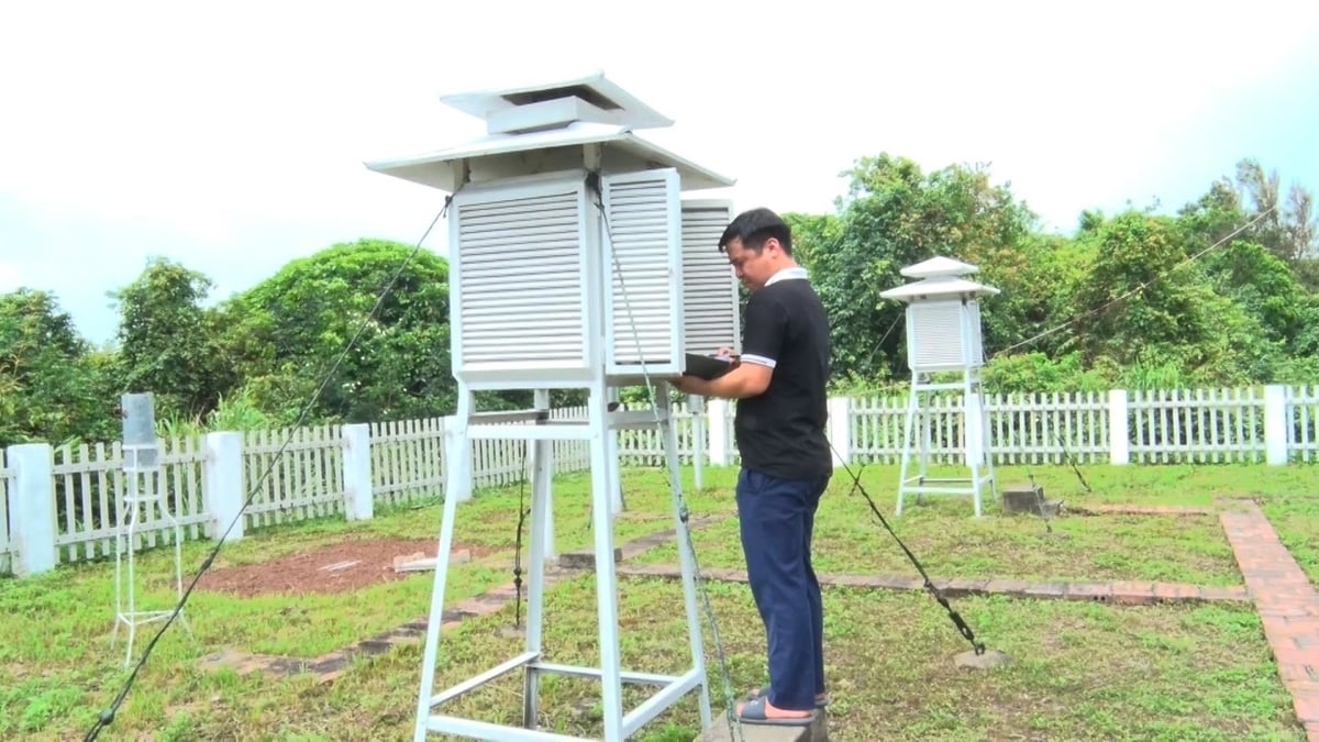 Quan trắc viên ngành KTTV thực hiện ghi chép dữ liệu quan trắc. Ảnh: Quang Dũng.
