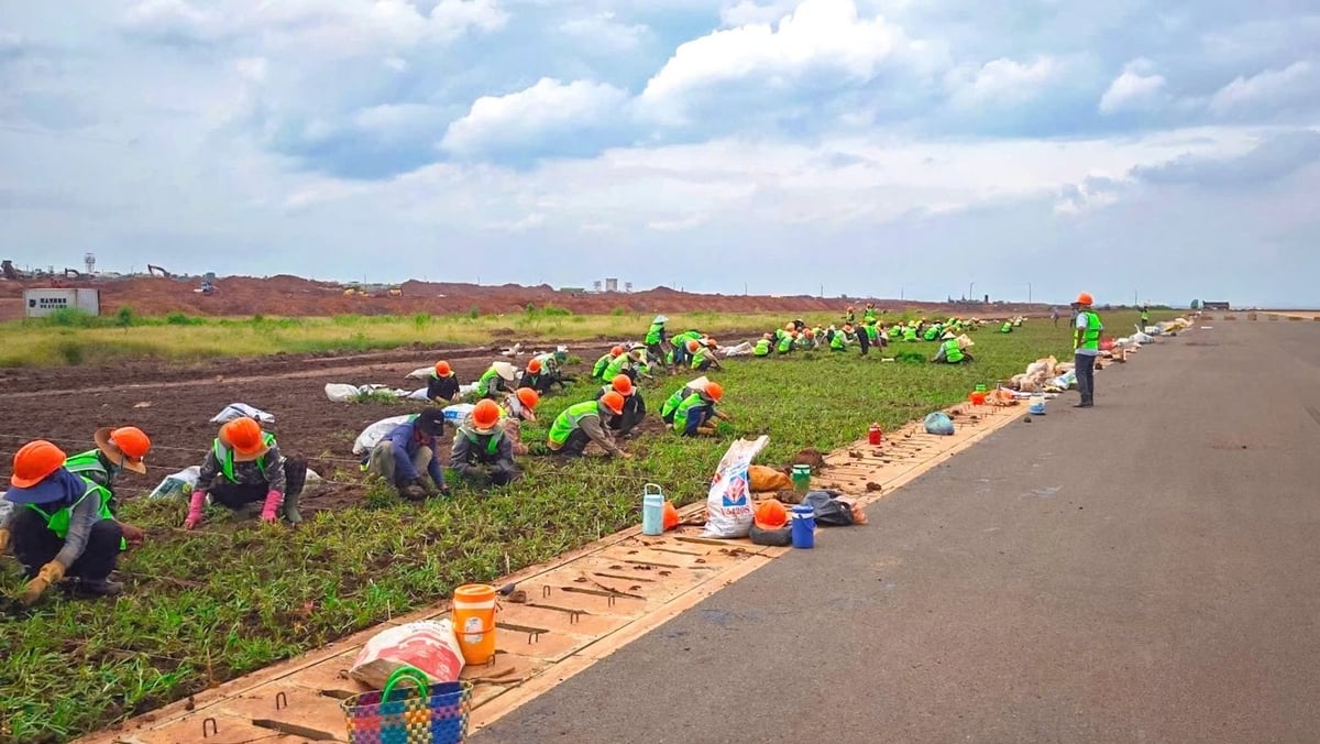 Không khí lao động sôi động trải dài từ ban ngày đến tận đêm khuya, thể hiện quyết tâm đưa dự án trọng điểm quốc gia về đích đúng tiến độ. Ảnh: HP. Không khí lao động sôi động trải dài từ ban ngày đến tận đêm khuya, thể hiện quyết tâm đưa dự án trọng điểm quốc gia về đích đúng tiến độ. Ảnh: HP.