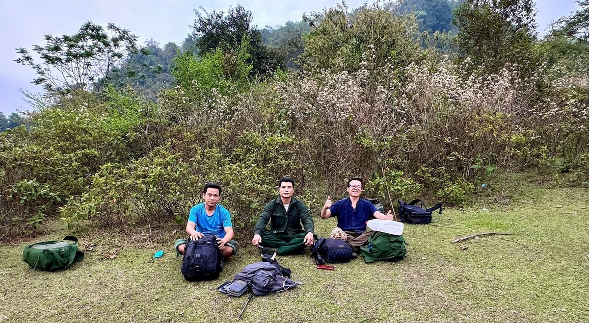 Đoàn nghỉ chân sau thời gian dài đi bộ trong rừng, vượt rừng, lội suối. Đoàn nghỉ chân sau thời gian dài đi bộ trong rừng, vượt rừng, lội suối.