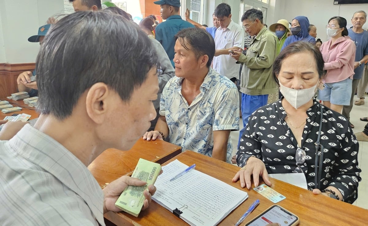 Công tác chi trả được thực hiện công khai, minh bạch và nhanh gọn, bảo đảm mọi người dân đều nhận được phần quà. Ảnh: Lan Anh. Công tác chi trả được thực hiện công khai, minh bạch và nhanh gọn, bảo đảm mọi người dân đều nhận được phần quà. Ảnh: Lan Anh.