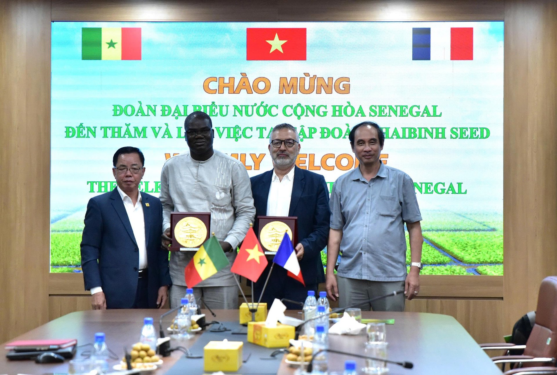 Các nhà khoa học Việt Nam và Senegal trao đổi cơ hội hợp tác nông nghiệp sinh thái. Ảnh: Kiều Chi. Các nhà khoa học Việt Nam và Senegal trao đổi cơ hội hợp tác nông nghiệp sinh thái. Ảnh: Kiều Chi.
