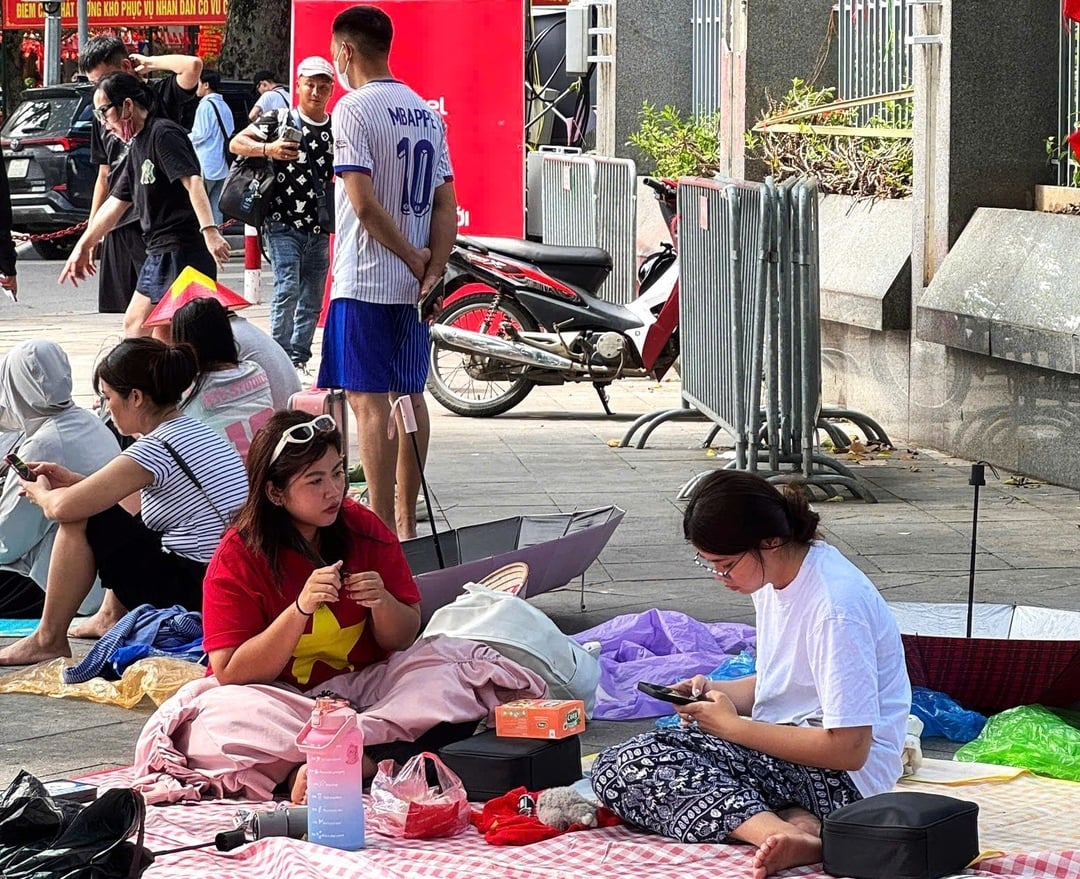 Rút kinh nghiệm từ những lần xe sơ kết và tổng duyệt trước đó, thậm chí có người đi giữ chỗ từ chiều 30/8. Ảnh: Hoàng Hiền. Rút kinh nghiệm từ những lần xe sơ kết và tổng duyệt trước đó, thậm chí có người đi giữ chỗ từ chiều 30/8. Ảnh: Hoàng Hiền.