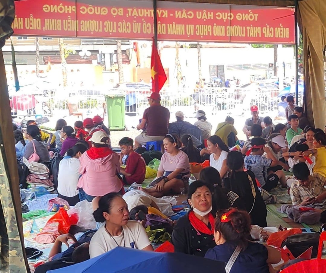 Lều bạt của Tổng cục Hậu gần như kín chỗ, người người chờ xem diễu binh. Ảnh: Hoàng Hiền. Lều bạt của Tổng cục Hậu gần như kín chỗ, người người chờ xem diễu binh. Ảnh: Hoàng Hiền.