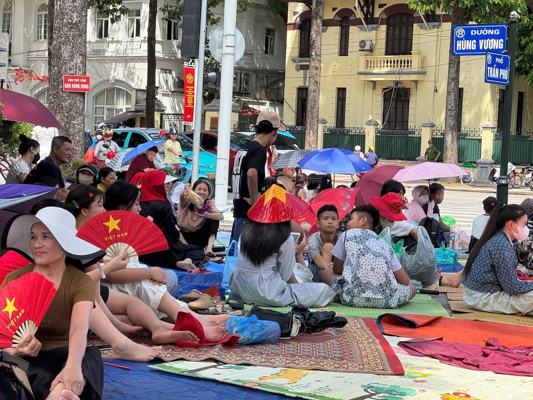 Vỉa hè tuyến đường trung tâm trở thành điểm cắm trại đặc biệt giữa lòng Thủ đô, nơi người dân tụ họp vì lòng mến mộ các chiến sĩ và muốn tận mắt xem Đại lễ hào hùng của đất nước. Ảnh: Hoàng Hiền. Vỉa hè tuyến đường trung tâm trở thành điểm cắm trại đặc biệt giữa lòng Thủ đô, nơi người dân tụ họp vì lòng mến mộ các chiến sĩ và muốn tận mắt xem Đại lễ hào hùng của đất nước. Ảnh: Hoàng Hiền.