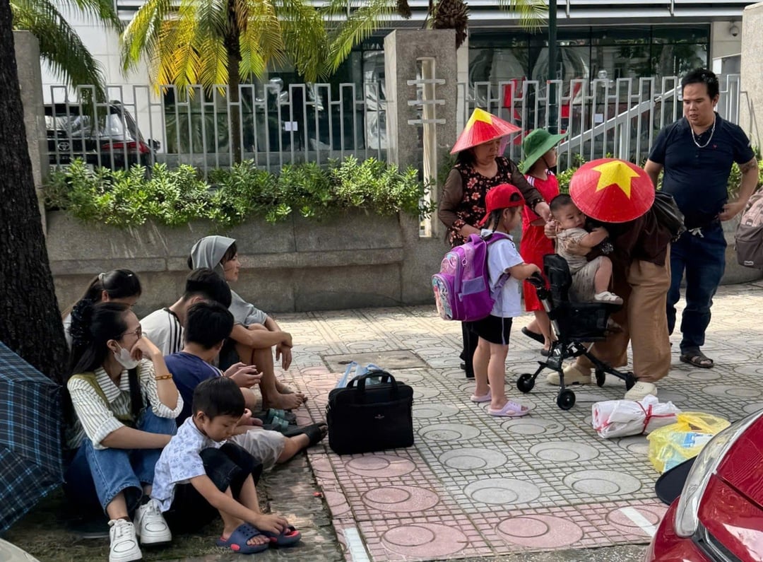 Không ít gia đình đưa theo trẻ nhỏ đi chơi trong dịp này. Đường phố đông đúc, phải di chuyển nhiều ở ngoài trời và thời tiết thay đổi bất thường đòi hỏi các gia đình phải chuẩn bị các phương án bảo vệ sức khỏe cho con trẻ. Ảnh: Hoàng Hiền. Không ít gia đình đưa theo trẻ nhỏ đi chơi trong dịp này. Đường phố đông đúc, phải di chuyển nhiều ở ngoài trời và thời tiết thay đổi bất thường đòi hỏi các gia đình phải chuẩn bị các phương án bảo vệ sức khỏe cho con trẻ. Ảnh: Hoàng Hiền.