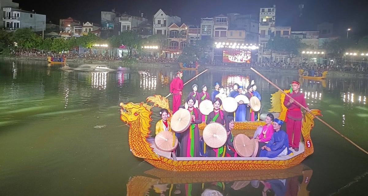 Các liền anh, liền chị trình diễn quan họ trên thuyền tại hồ Nghĩa Long. Ảnh: Hồng Hà. Các liền anh, liền chị trình diễn quan họ trên thuyền tại hồ Nghĩa Long. Ảnh: Hồng Hà.