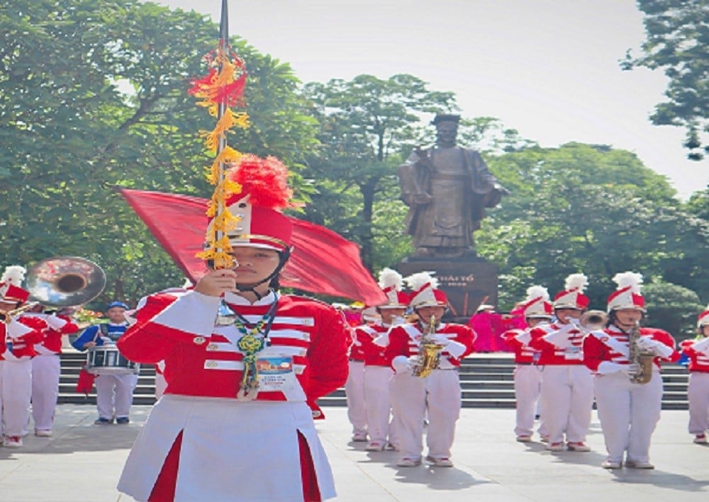Tiếng kền đồng vang lên hào sảng và đầy cảm xúc tại tượng đài vua Lý Thái Tổ. Ảnh: Sở Văn hóa và Thể thao.