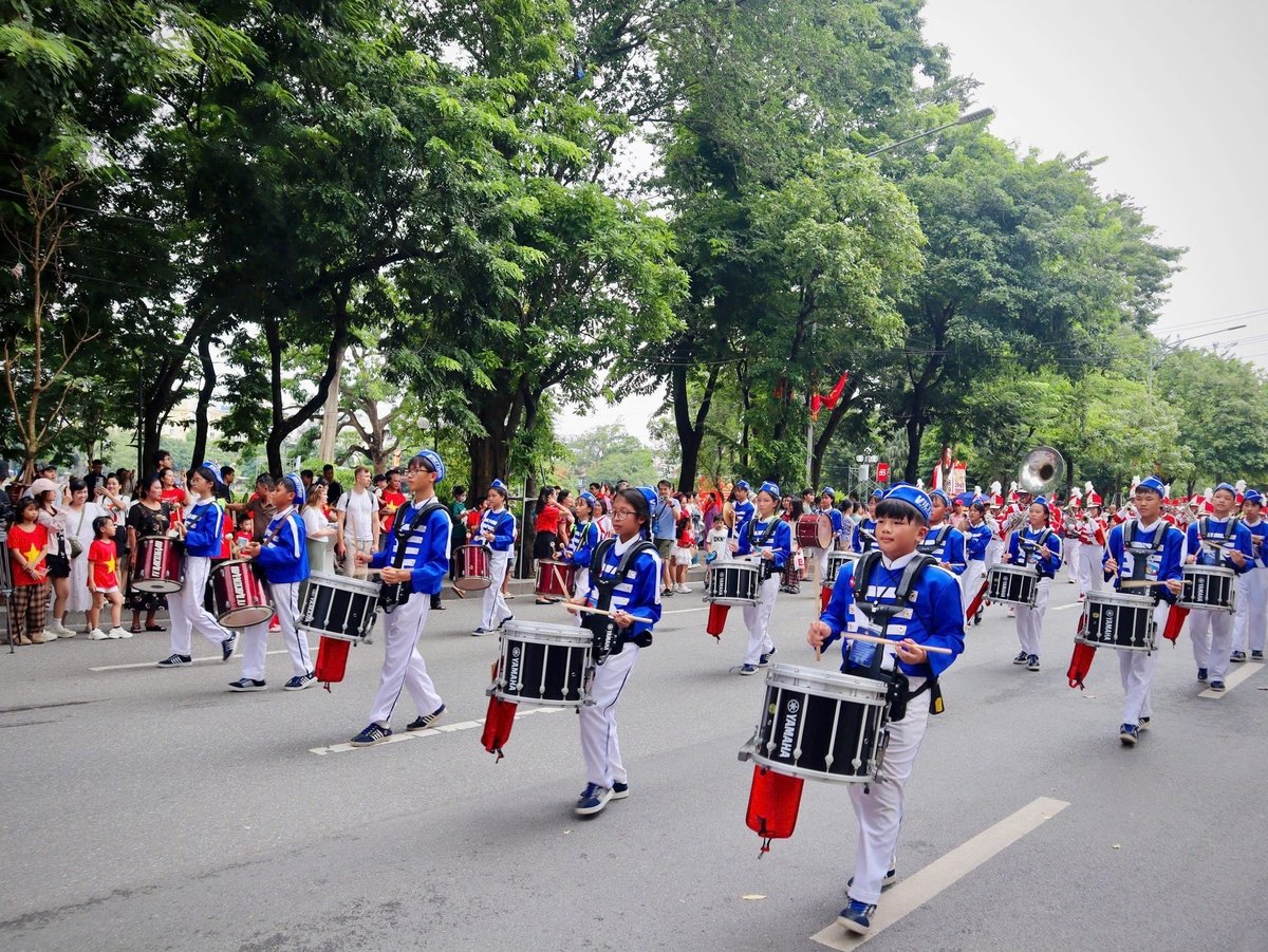 Các em học sinh tổ chức diễu hành đường phố quanh hồ, kết thúc tại tượng đài 'Quyết tử để Tổ quốc quyết sinh'. Ảnh: Sở Văn hóa và Thể thao.