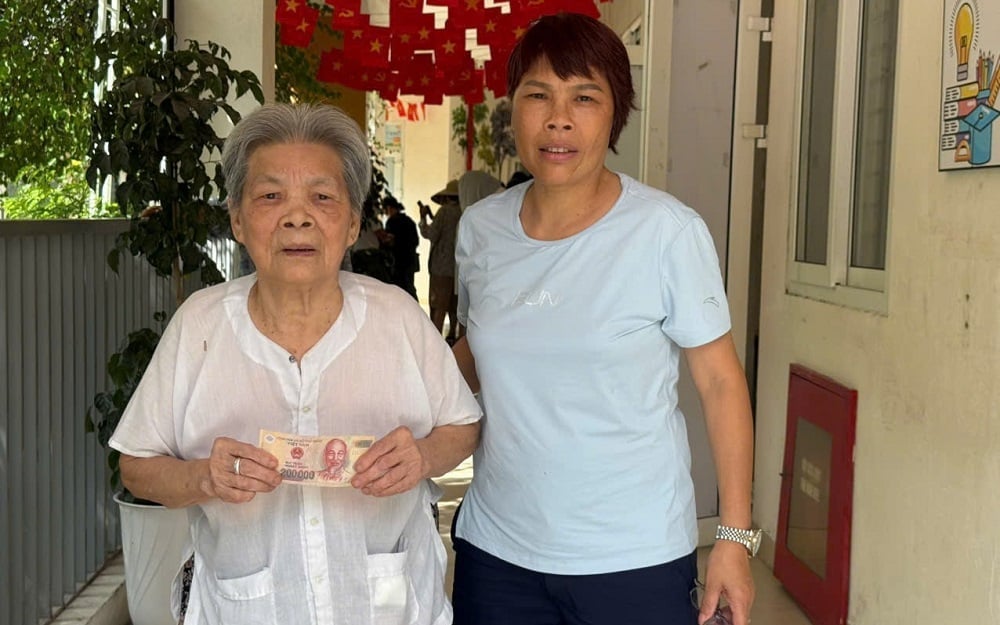 Cụ Dương Thị Quất, 91 tuổi, phường Vĩnh Hưng xúc động đón nhận quà ngày tết Độc lập. Ảnh: Vương Vân. Cụ Dương Thị Quất, 91 tuổi, phường Vĩnh Hưng xúc động đón nhận quà ngày tết Độc lập. Ảnh: Vương Vân.