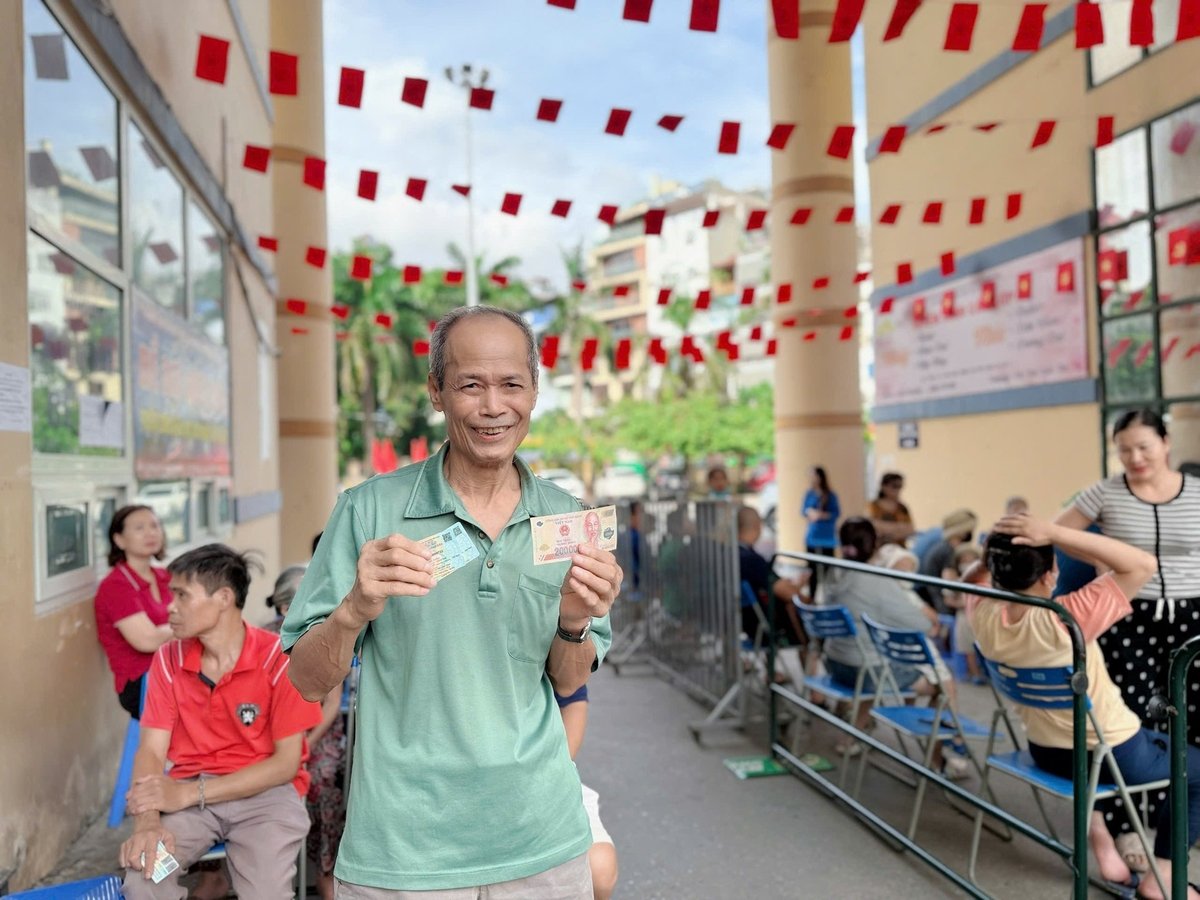 Người dân phấn khởi và thấy ấm lòng khi được Đảng và Nhà nước quan tâm trong dịp trọng đại của đất nước. Ảnh: Lan Chi. Người dân phấn khởi và thấy ấm lòng khi được Đảng và Nhà nước quan tâm trong dịp trọng đại của đất nước. Ảnh: Lan Chi.