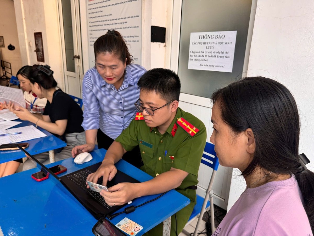 Bà Đào Thị Thu Hằng - Chủ tịch UBND phường Tường Mai (bên phải cán bộ công an) trực tiếp có mặt tại một điểm chi trả để phối hợp cùng lực lượng công an trao quà của Nhà nước đến tay người dân. Ảnh: Lan Chi. Bà Đào Thị Thu Hằng - Chủ tịch UBND phường Tường Mai (bên phải cán bộ công an) trực tiếp có mặt tại một điểm chi trả để phối hợp cùng lực lượng công an trao quà của Nhà nước đến tay người dân. Ảnh: Lan Chi.