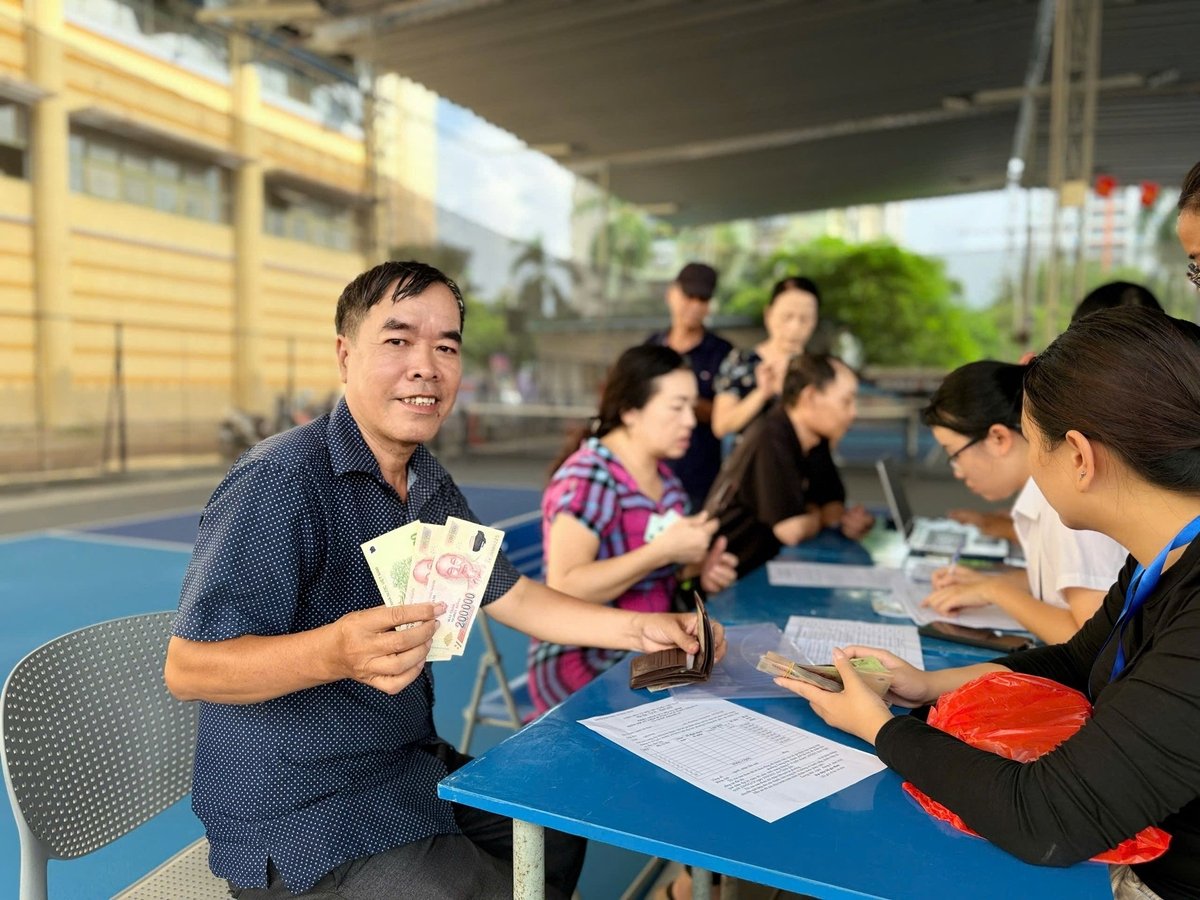 Người dân rất phấn khởi khi được phường Tương Mai chi trả tiền quà của Nhà nước nhân dịp 2/9. Ảnh: Lan Chi. Người dân rất phấn khởi khi được phường Tương Mai chi trả tiền quà của Nhà nước nhân dịp 2/9. Ảnh: Lan Chi.
