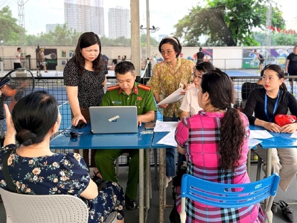Các địa điểm được phường Vĩnh Hưng chọn rộng rãi, bố trí hợp lý nên các điểm chi trả không có cảnh quá tải. Ảnh: Vương Vân. Các địa điểm được phường Vĩnh Hưng chọn rộng rãi, bố trí hợp lý nên các điểm chi trả không có cảnh quá tải. Ảnh: Vương Vân.