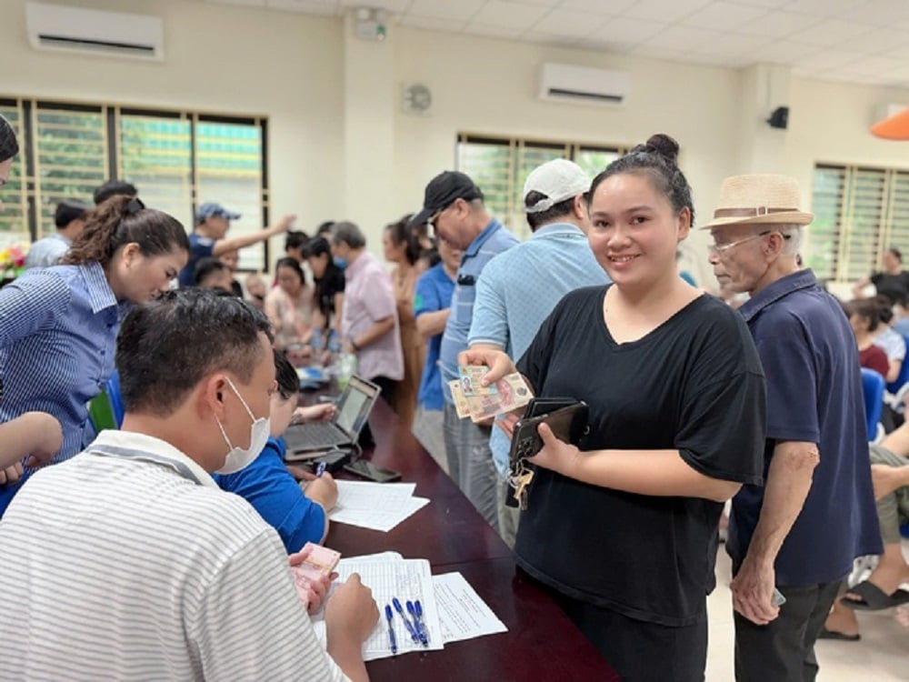 Người dân phường Tương Mai phấn khởi khi nhận quà của Tổ quốc. Ảnh: Vương Vân. Người dân phường Tương Mai phấn khởi khi nhận quà của Tổ quốc. Ảnh: Vương Vân.