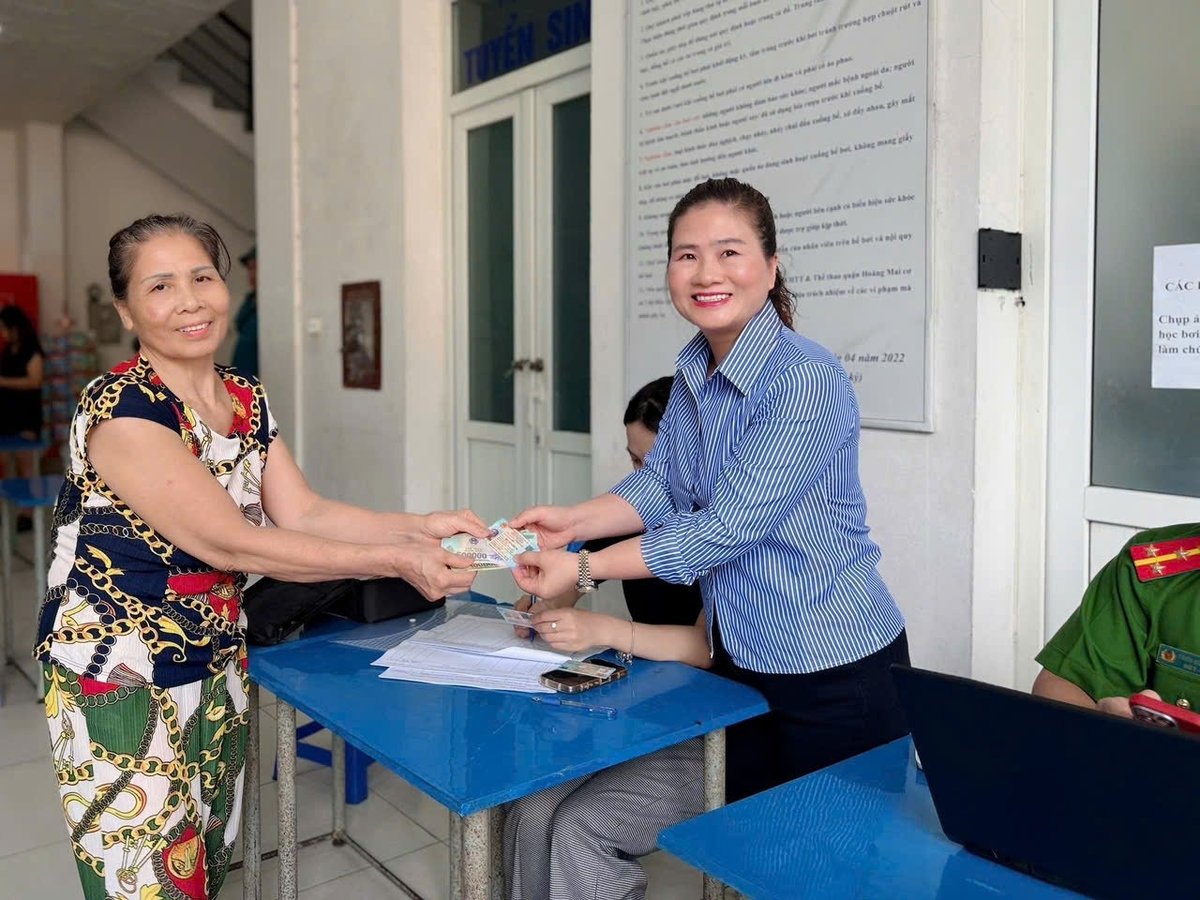 Bà Đào Thị Thu Hằng - Chủ tịch UBND phường Tường Mai trực tiếp trao quà của Nhà nước đến tay người dân. Ảnh: Lan Chi. Bà Đào Thị Thu Hằng - Chủ tịch UBND phường Tường Mai trực tiếp trao quà của Nhà nước đến tay người dân. Ảnh: Lan Chi.