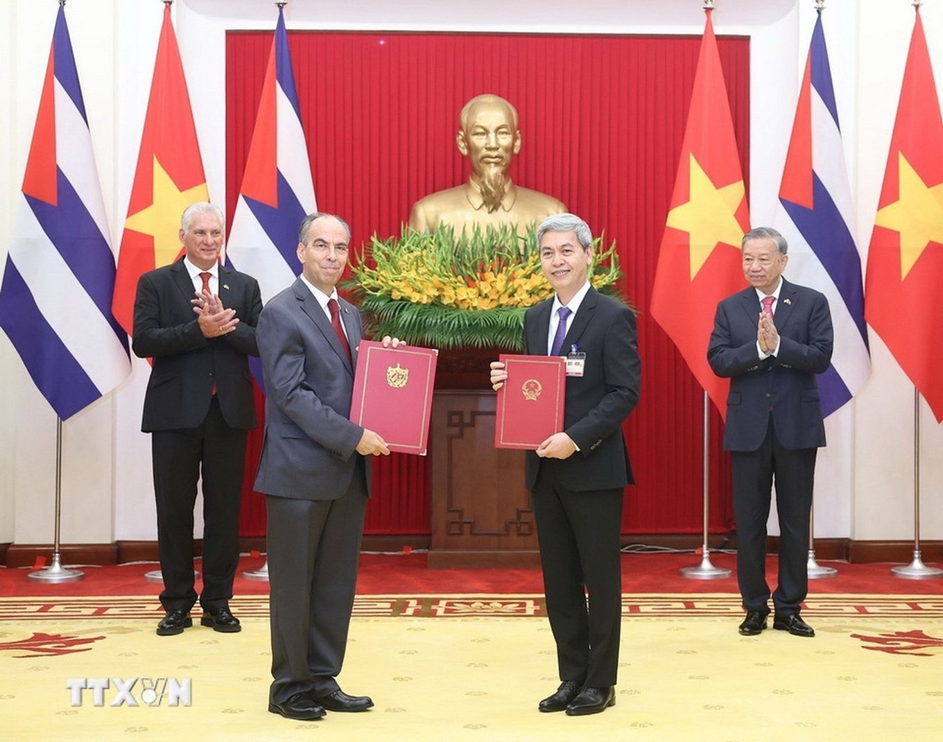 Tổng Bí thư Tô Lâm và Bí thư thứ nhất, Chủ tịch nước Cuba chứng kiến lễ trao Biên bản ghi nhớ về hợp tác trong lĩnh vực lưu trữ và quản lý tài liệu giữa Cục Lưu trữ, Bộ Nội vụ Việt Nam và Cục Lưu trữ Cuba Ảnh: TTXVN. Tổng Bí thư Tô Lâm và Bí thư thứ nhất, Chủ tịch nước Cuba chứng kiến lễ trao Biên bản ghi nhớ về hợp tác trong lĩnh vực lưu trữ và quản lý tài liệu giữa Cục Lưu trữ, Bộ Nội vụ Việt Nam và Cục Lưu trữ Cuba Ảnh: TTXVN.