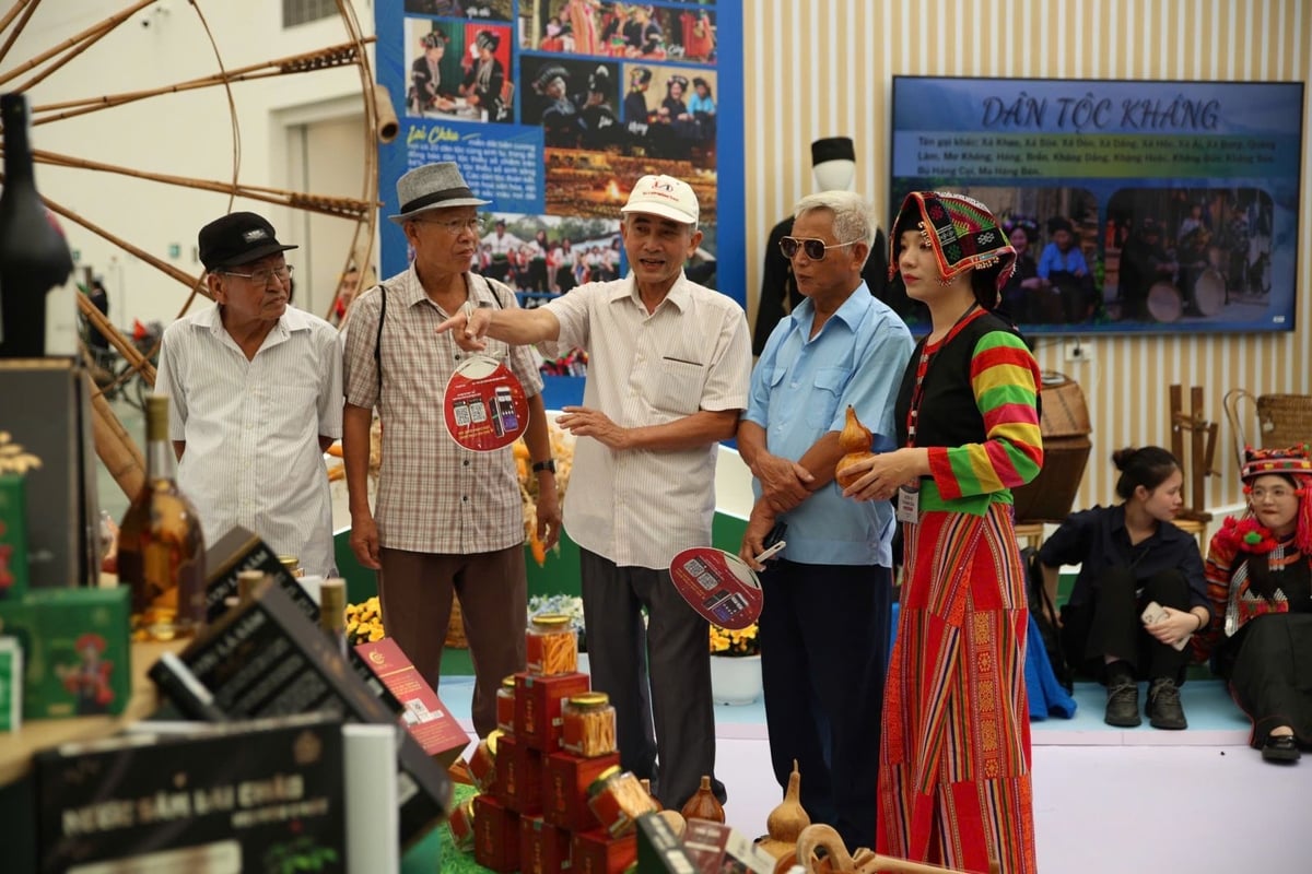 Khách tham quan tìm hiểu về các sản phẩm nông sản, sản phẩm OCOP của tỉnh Lai Châu. Ảnh: Đinh Lan. Khách tham quan tìm hiểu về các sản phẩm nông sản, sản phẩm OCOP của tỉnh Lai Châu. Ảnh: Đinh Lan.
