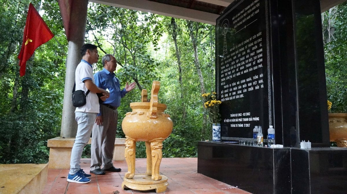 Ông Phan Văn Thà xúc động kể về quá trình sống, chiến đấu và gắn bó với chiến khu. Ảnh: Trần Trung. Ông Phan Văn Thà xúc động kể về quá trình sống, chiến đấu và gắn bó với chiến khu. Ảnh: Trần Trung.