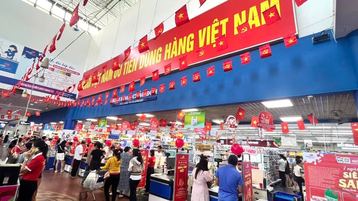 Lượng khách đến Co.opmart Quy Nhơn dịp 2/9 tăng đột biến. Ảnh: V.Đ.T.