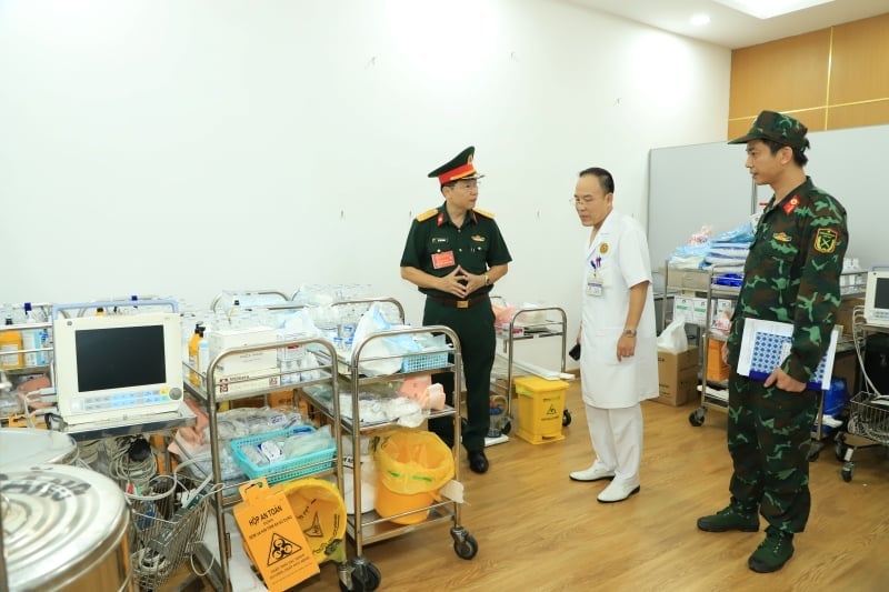 Đại tá Lê Văn Đông kiểm tra vật tư, trang thiết bị sẵn sàng cho nhiệm vụ cấp cứu hàng loạt các trường hợp bệnh nhân nặng. Ảnh: Quỳnh Hương.