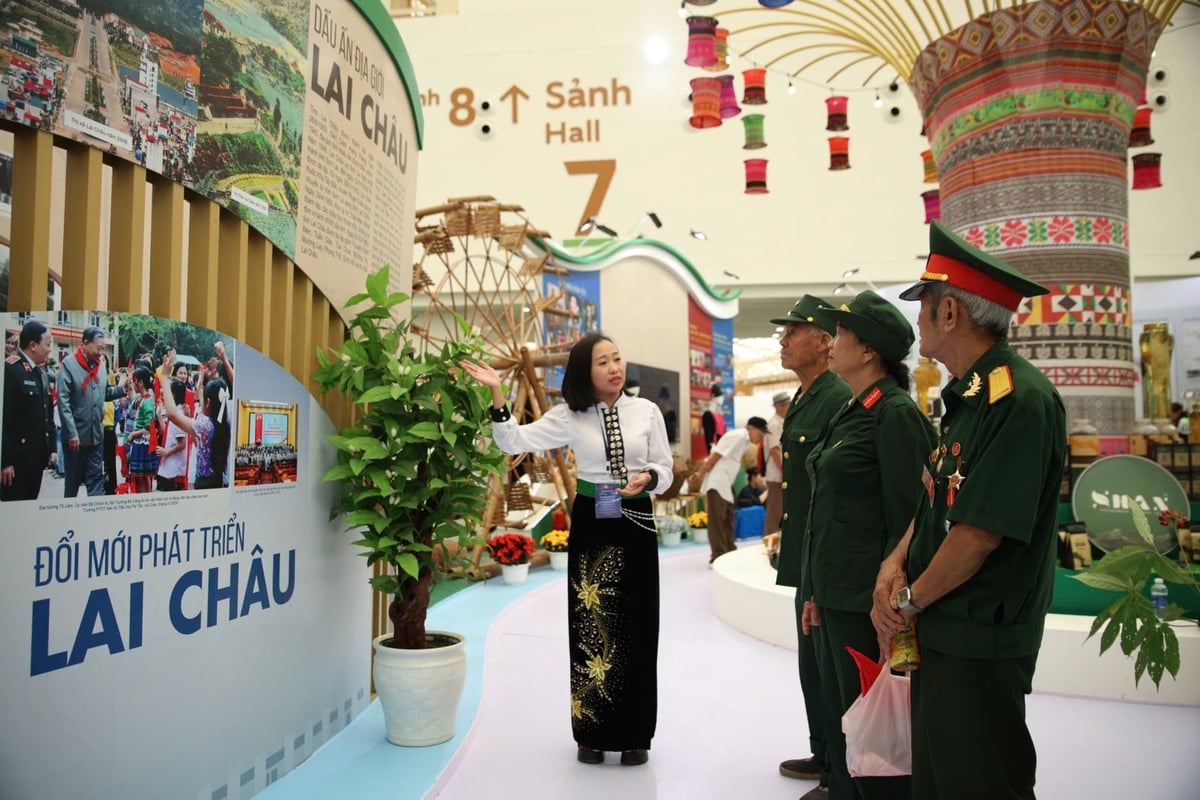 Không gian triển lãm giới thiệu tiềm năng, thành tựu phát triển của tỉnh Lai Châu thu hút khách tham quan. Ảnh: Đinh Lan. Không gian triển lãm giới thiệu tiềm năng, thành tựu phát triển của tỉnh Lai Châu thu hút khách tham quan. Ảnh: Đinh Lan.
