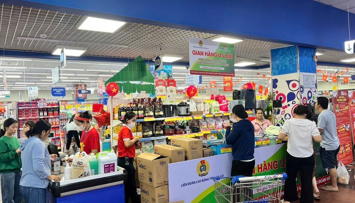 Nhiều công nhân, công chức và người lao động mua hàng tại quầy ưu đãi giảm giá của Siêu thị Co.opmart Quy Nhơn bằng phiếu mua hàng ưu đãi. Ảnh: V.Đ.T.