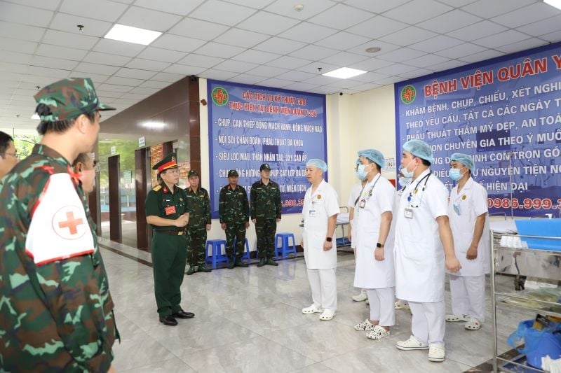 Đoàn trao đổi với các cán bộ, y, bác sĩ kê xếp lại vật tư, trang bị trong trạm y tế cho hợp lý, khoa học hơn. Ảnh: Quỳnh Hương.