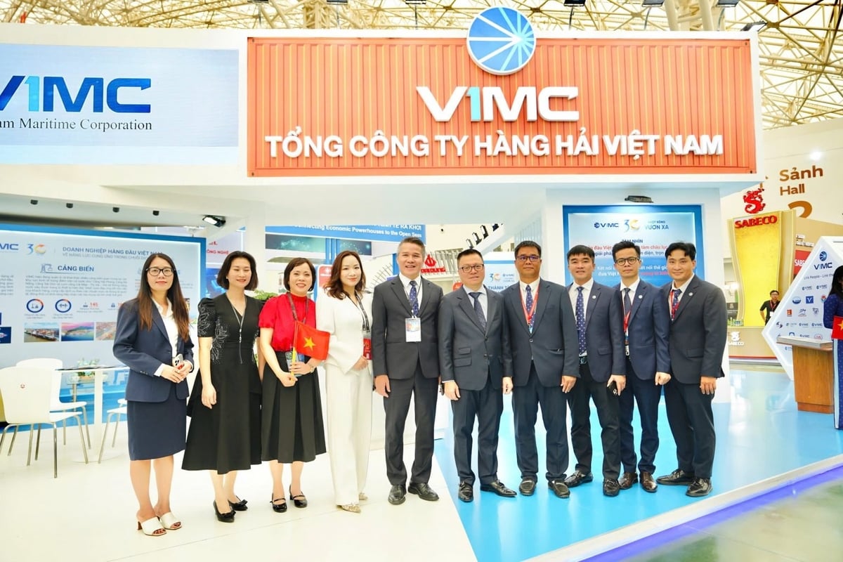 Đoàn VIMC chụp ảnh lưu niệm cùng đồng chí Lê Quốc Minh, Ủy viên Trung ương Đảng, Tổng Biên tập Báo Nhân Dân (thứ năm từ phải sang). Ảnh: VIMC. Đoàn VIMC chụp ảnh lưu niệm cùng đồng chí Lê Quốc Minh, Ủy viên Trung ương Đảng, Tổng Biên tập Báo Nhân Dân (thứ năm từ phải sang). Ảnh: VIMC.