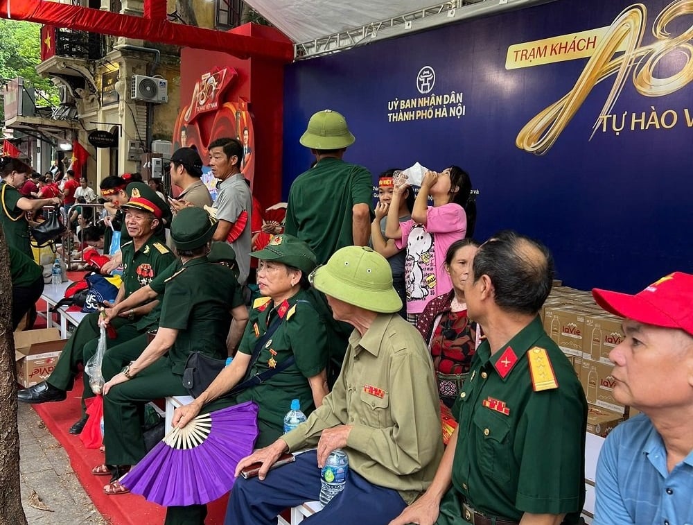 Các cựu quân nhân lưu lại một trạm khách đợi lễ diễu binh. Ảnh: Sở Văn hoá và Thể thao. Các cựu quân nhân lưu lại một trạm khách đợi lễ diễu binh. Ảnh: Sở Văn hoá và Thể thao.
