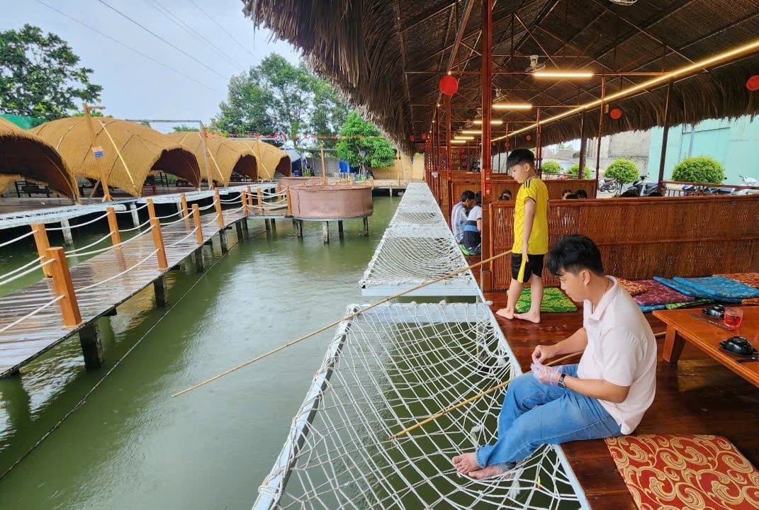 Khách tham quan, trải nghiệm câu cá tại các khu du lịch miệt vườn Cần Thơ trong dịp nghỉ lễ Quốc khánh 2/9. Ảnh: Văn Vũ. Khách tham quan, trải nghiệm câu cá tại các khu du lịch miệt vườn Cần Thơ trong dịp nghỉ lễ Quốc khánh 2/9. Ảnh: Văn Vũ.