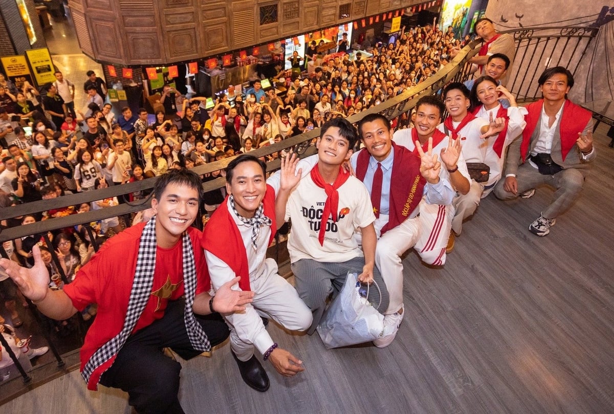 Dàn diễn viên phim 'Mưa đỏ' trong cinetour quảng bá tại Hà Nội. Ảnh: Hồng Hạnh.
