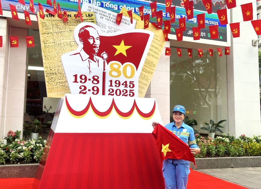 Một công nhân tranh thủ chụp ảnh lưu niệm. Ảnh: Trung Nguyên. Một công nhân tranh thủ chụp ảnh lưu niệm. Ảnh: Trung Nguyên.