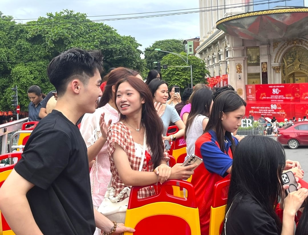 Nguyễn Khắc Lê Hoàng (áo đen) chia sẻ, chuyến đi là trải nghiệm rất đáng nhớ. Ảnh: Trung Nguyên. Nguyễn Khắc Lê Hoàng (áo đen) chia sẻ, chuyến đi là trải nghiệm rất đáng nhớ. Ảnh: Trung Nguyên.