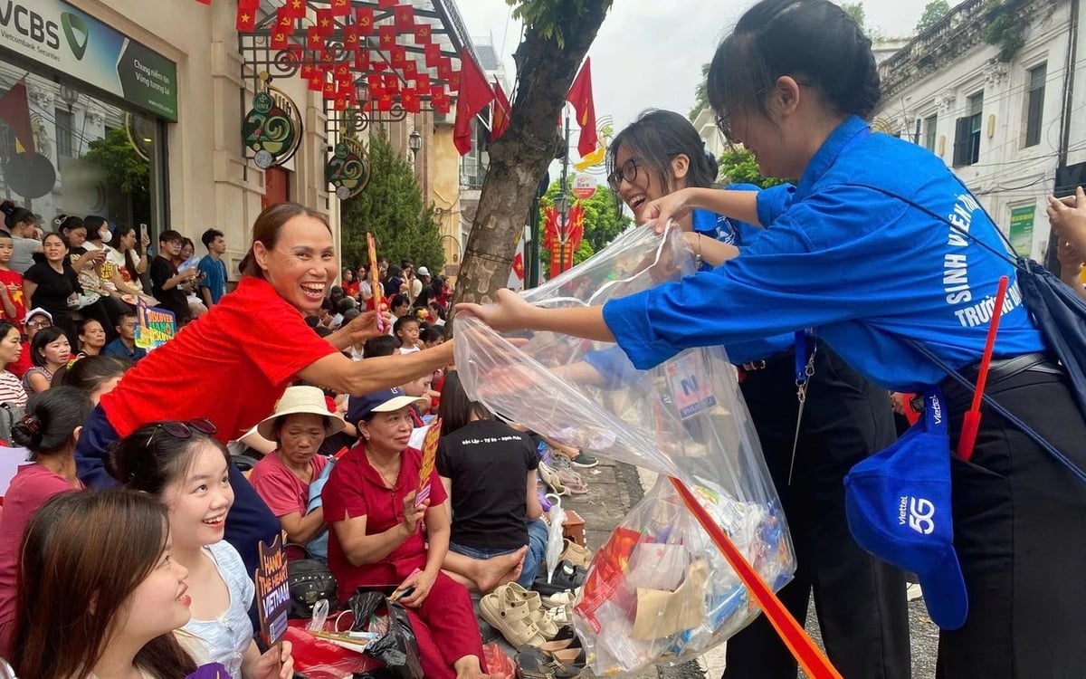 Người dân sẵn sàng ngủ xuyên đêm trên vỉa hè đường phố để xem diễu binh. Ảnh: Cổng A80. Người dân sẵn sàng ngủ xuyên đêm trên vỉa hè đường phố để xem diễu binh. Ảnh: Cổng A80.