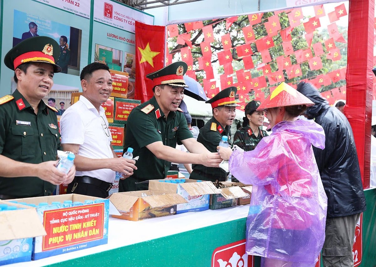 Đoàn công tác Tổng cục Hậu cần-Kỹ thuật cấp phát lương khô cho người dân tại vườn hoa Lý Tự Trọng. Ảnh: Quỳnh Hương.